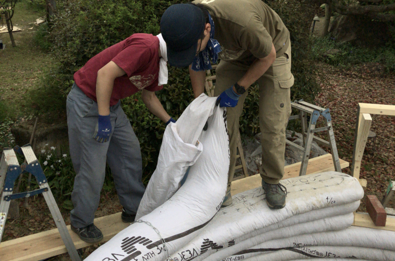 Earthbag Pile up work process 004